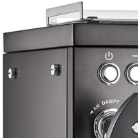 Primo piano di una macchina da caffè con pulsanti e funzione vapore.