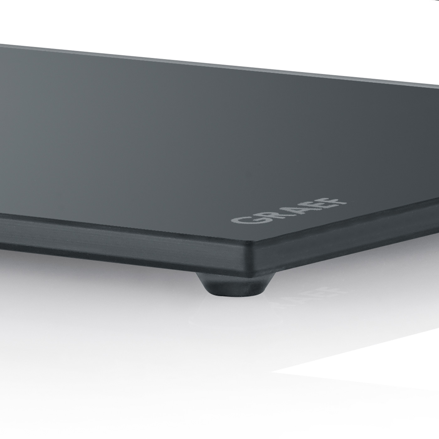 Primo piano di una bilancia nera con la scritta GRAEF su sfondo bianco