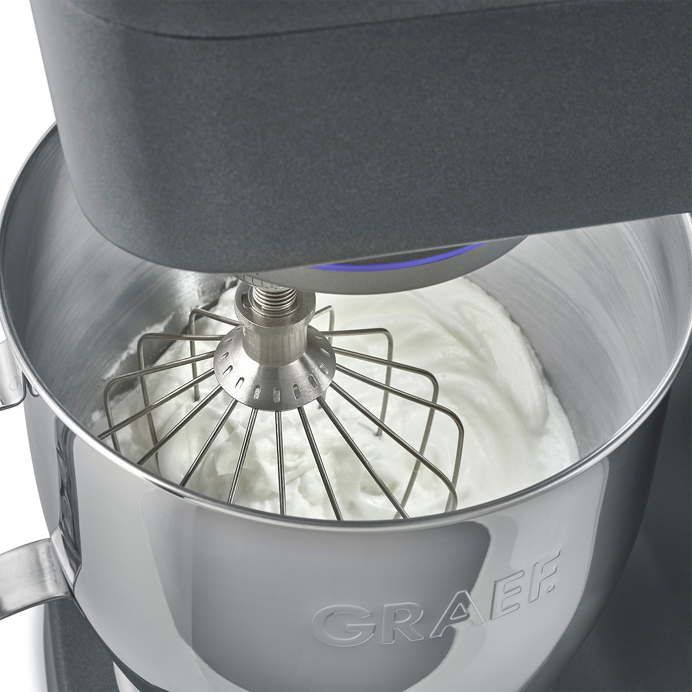 Batteur sur socle avec fouet et blancs d'œufs montés dans le bol. Marque Graef.