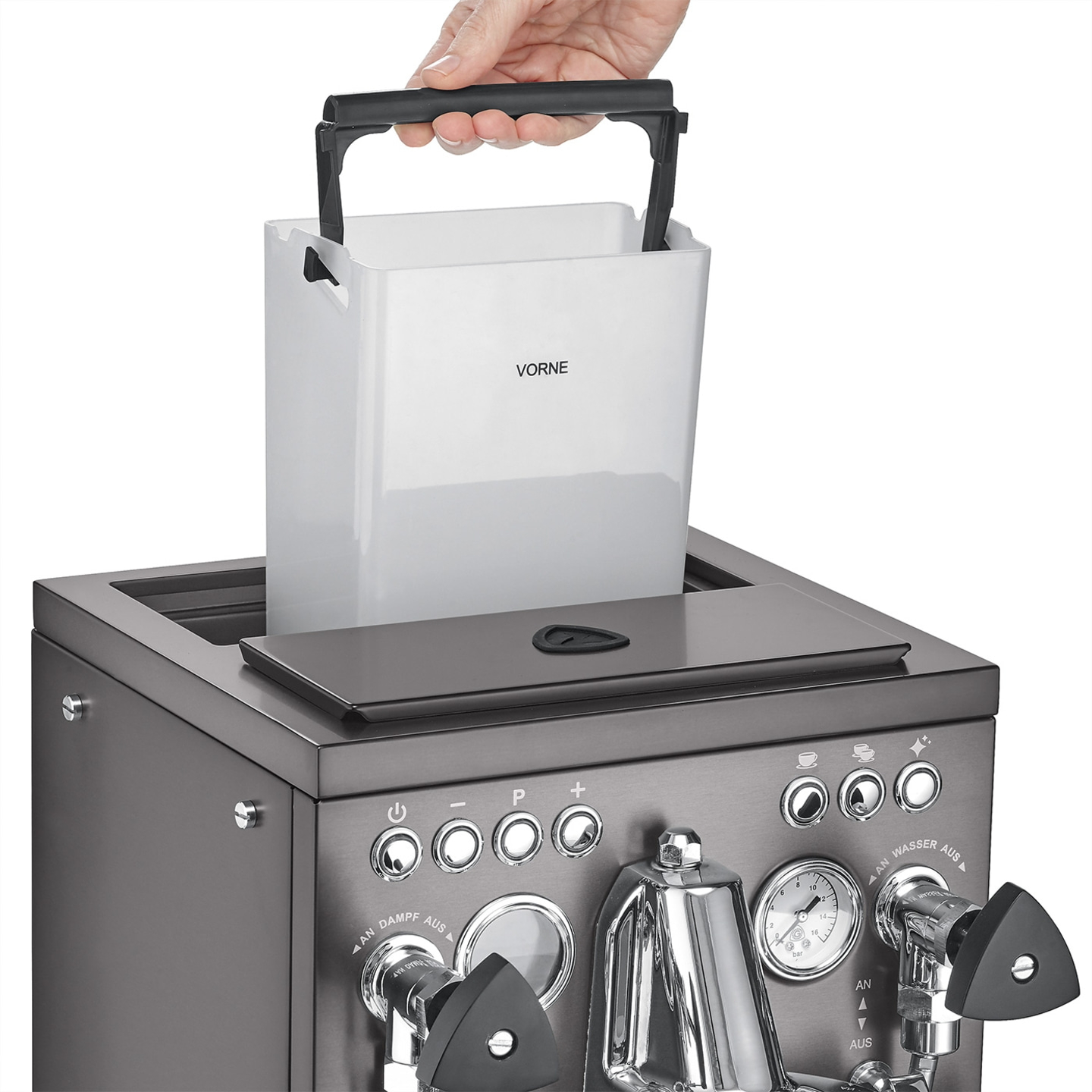 Persona che solleva il serbatoio dell'acqua dalla macchina da caffè, primo piano.