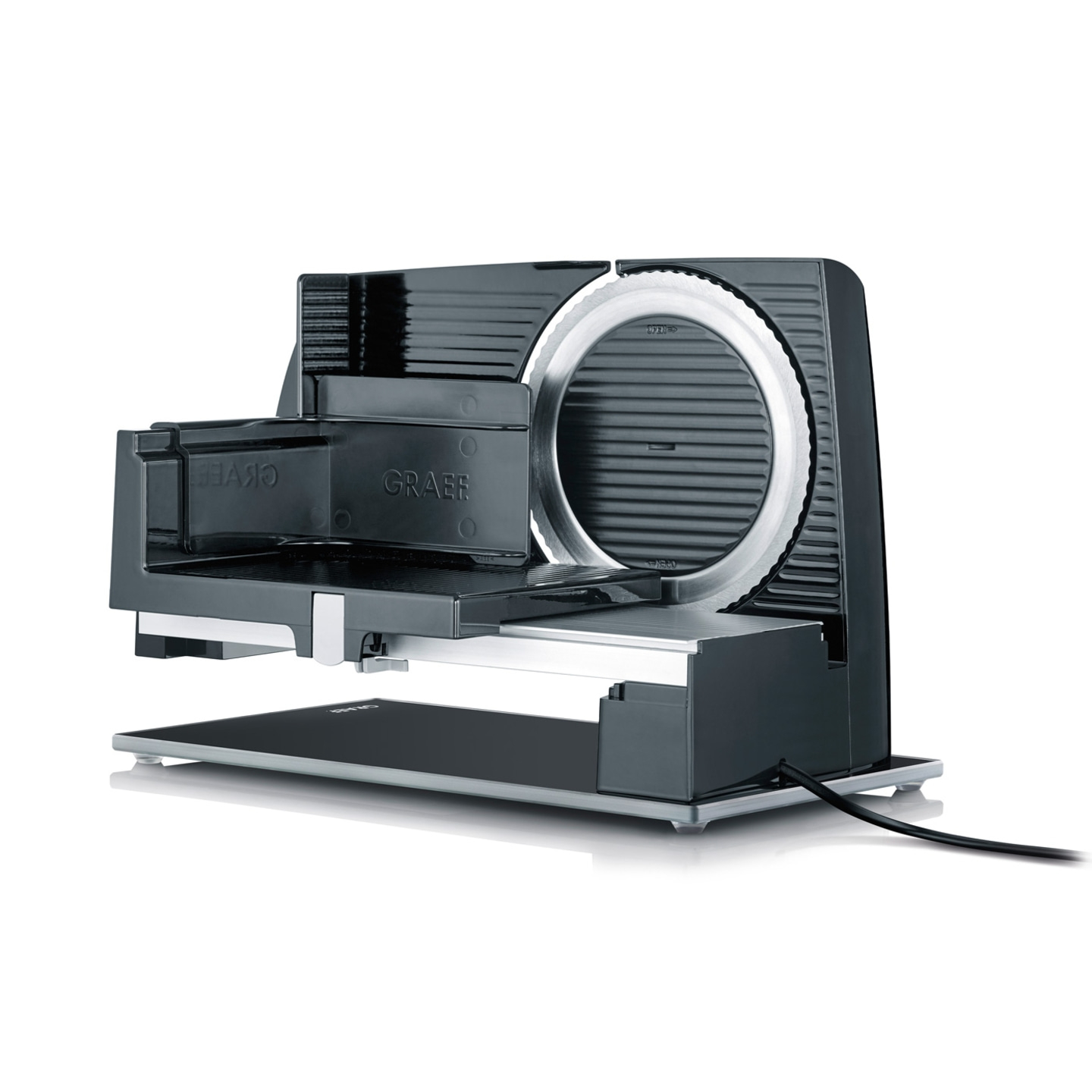 Affettatrice elettrica nera con logo Graef e cavo, isolata su sfondo bianco.