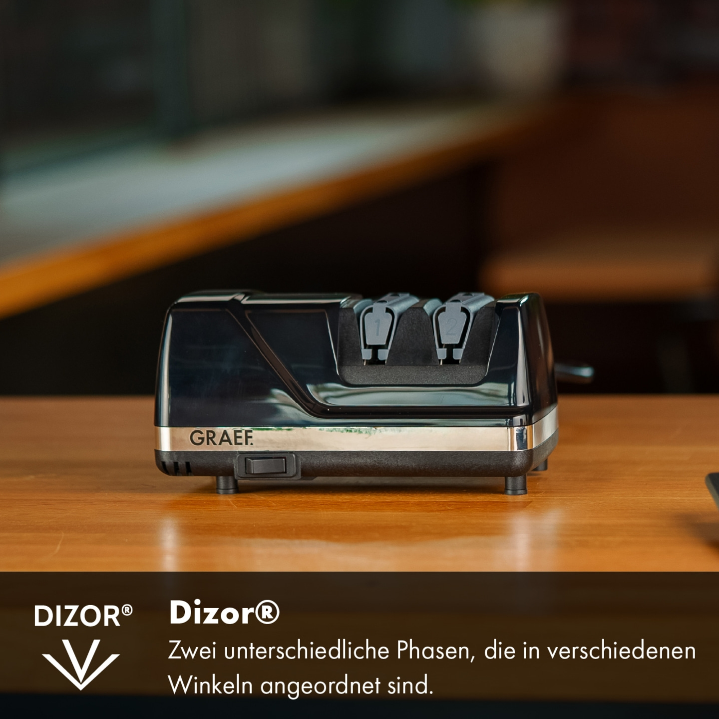 Affilacoltelli Graef nero su superficie in legno, testo e logo