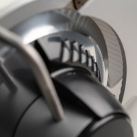 Primo piano di un dispositivo nero con parti metalliche e sfondo bianco