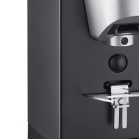 Gros plan d'un appareil noir avec des accents argentés et un bouton