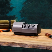 Affilacoltelli Graef su legno con coltello e attrezzi sullo sfondo