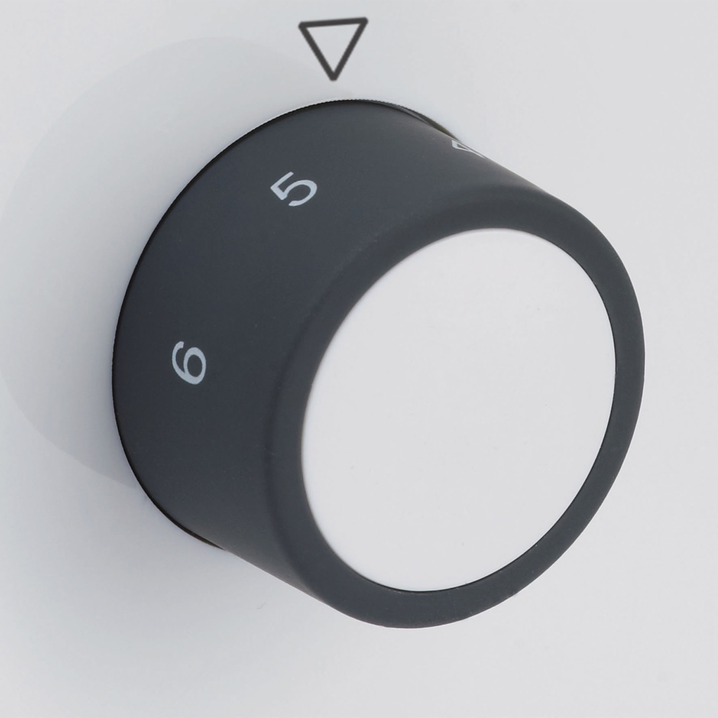 Bouton rotatif avec les chiffres 5 et 6, fond blanc, bouton noir, triangle