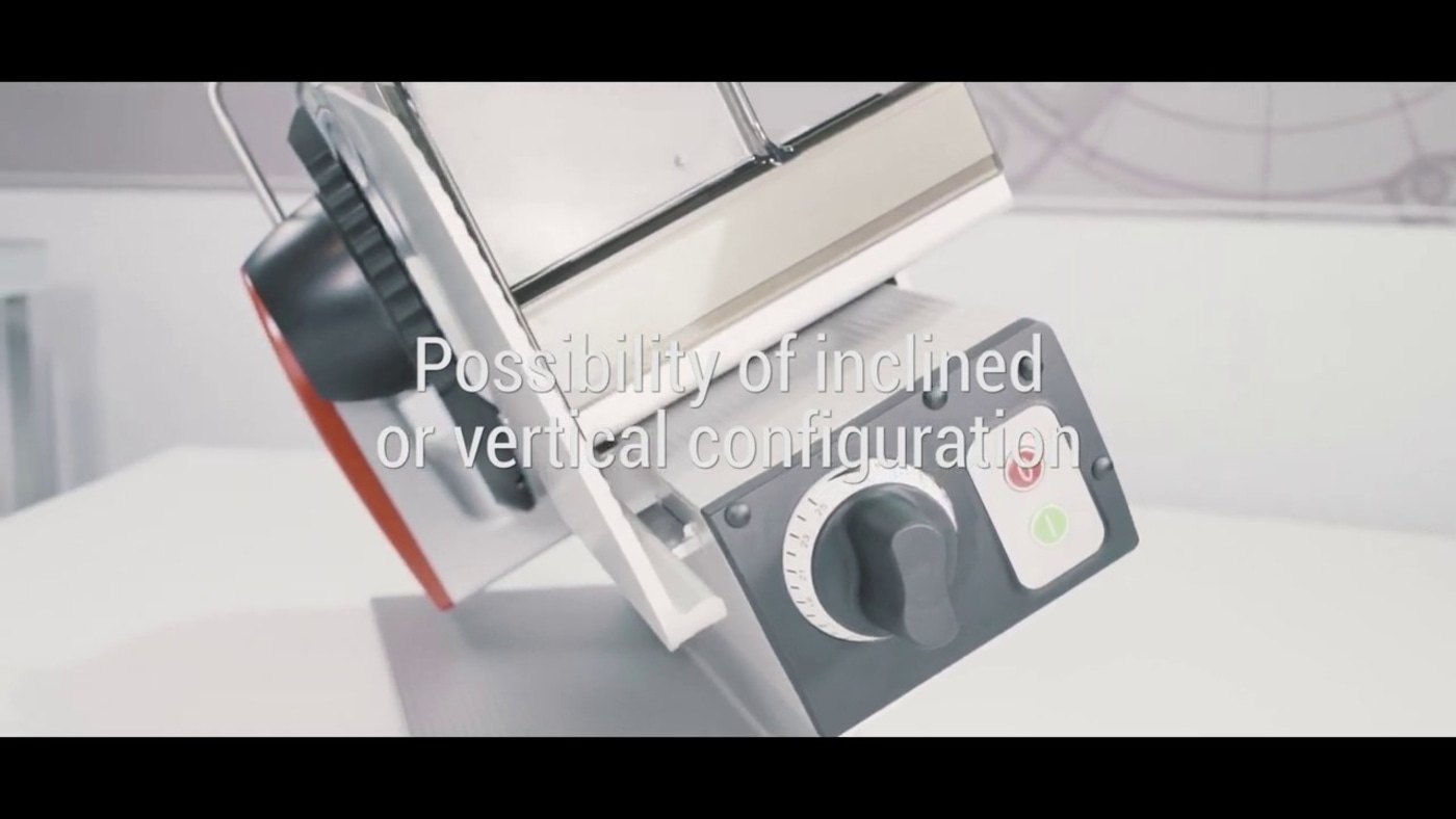 Affettatrice con possibilità di configurazione inclinata o verticale.