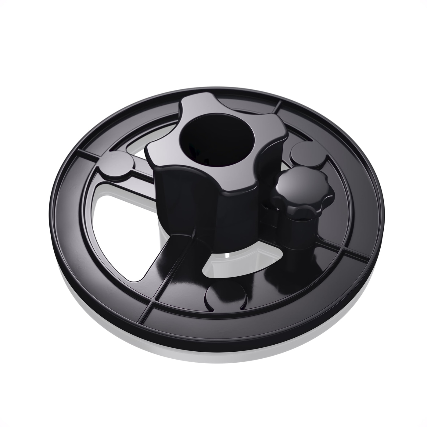 Parte in plastica nera con manopole e fori, isolata su sfondo bianco, lucida.