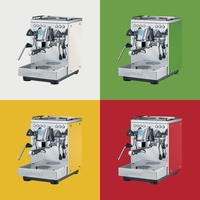 Machine à café en quatre couleurs : crème, vert, jaune et rouge sur fonds colorés.