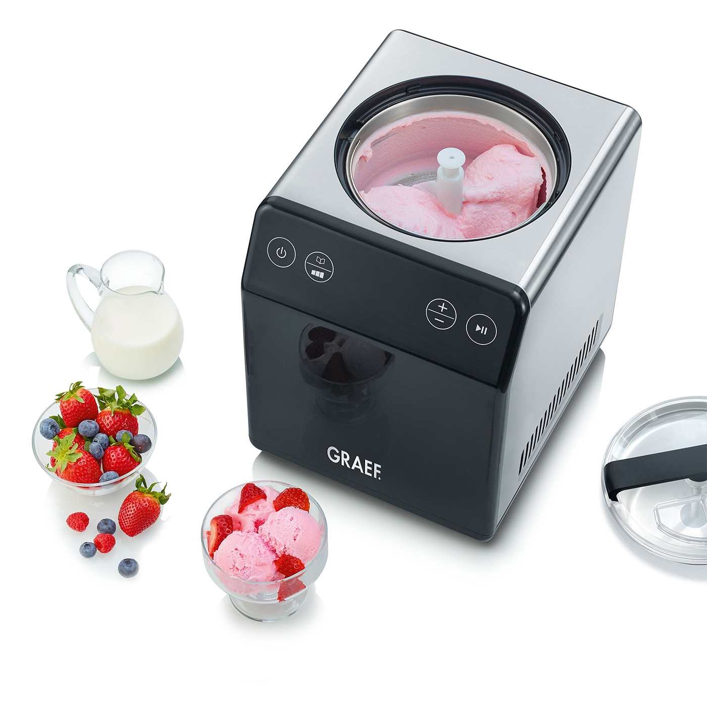 Machine à crème glacée avec crème glacée, baies et lait. Préparer un délicieux dessert.