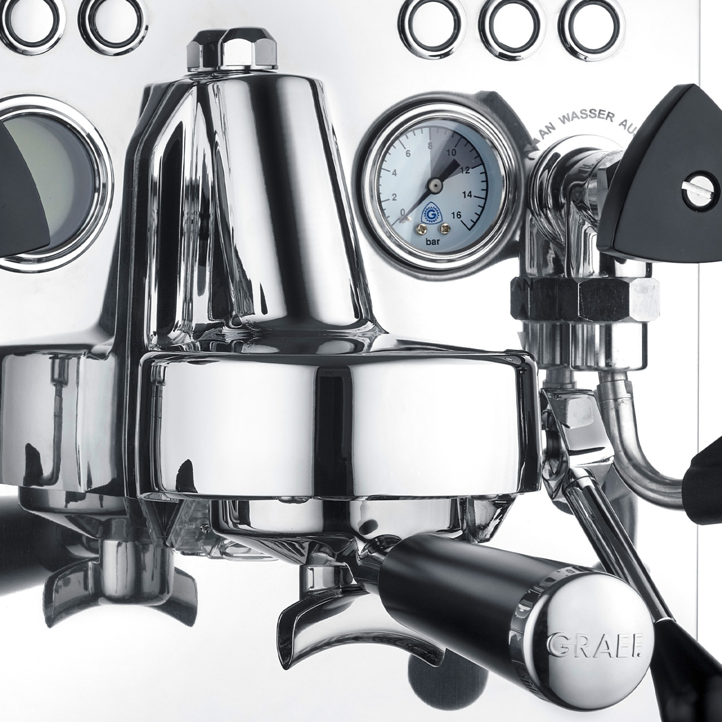 Primo piano di una macchina per caffè espresso lucida con manometro e logo GRAEF.
