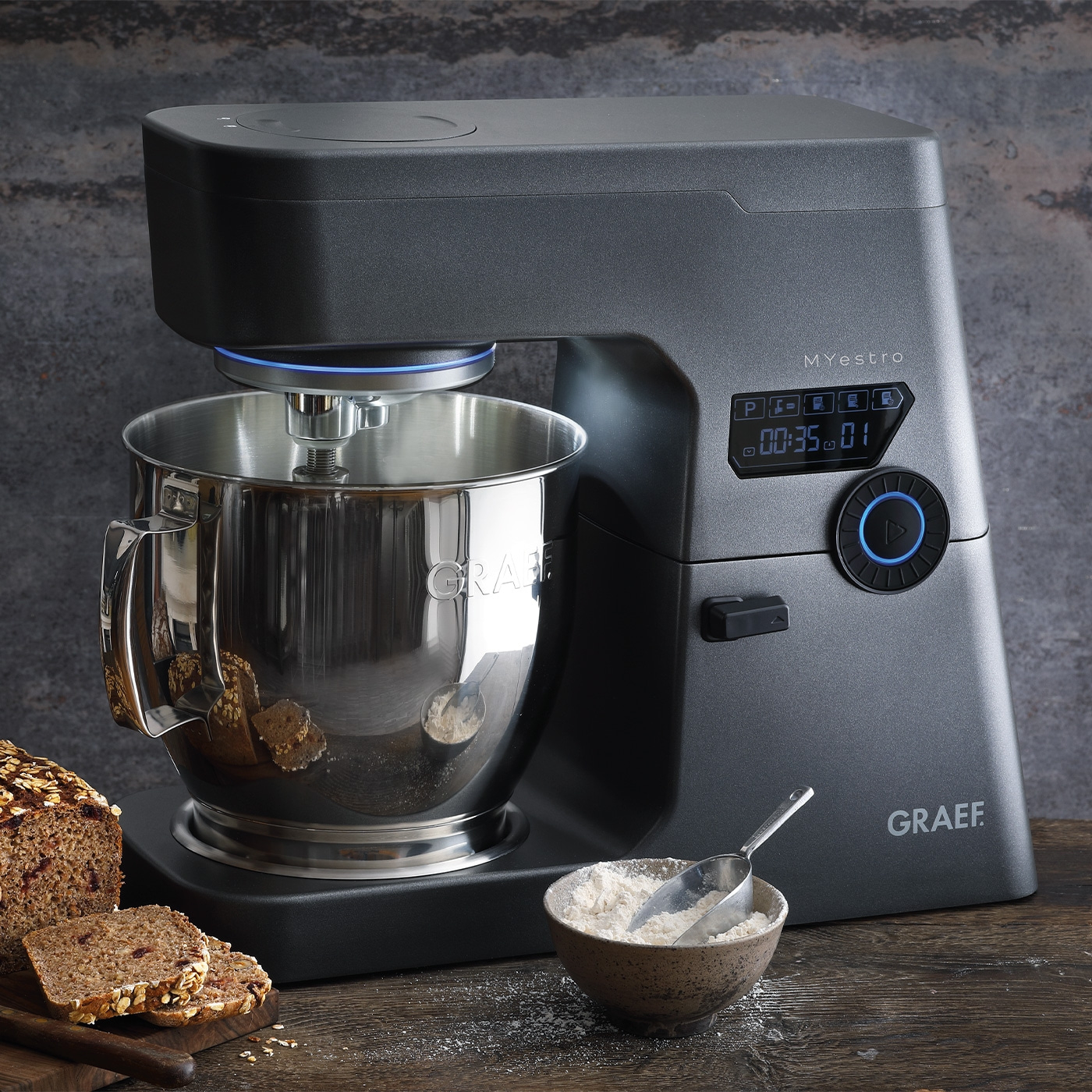 Robot culinaire avec pain et farine sur une table en bois