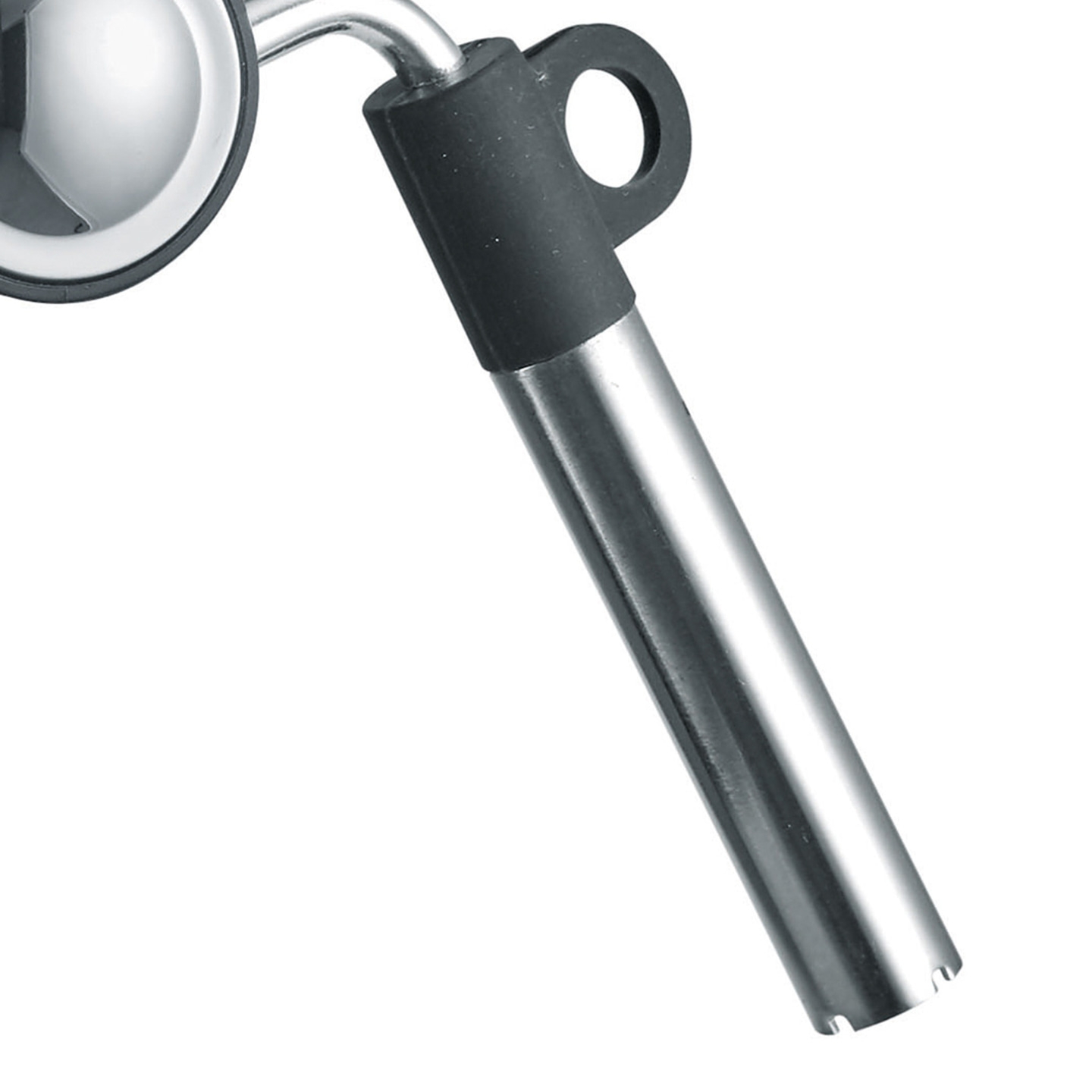 Gros plan d'un ustensile de cuisine argenté avec une poignée noire et un trou