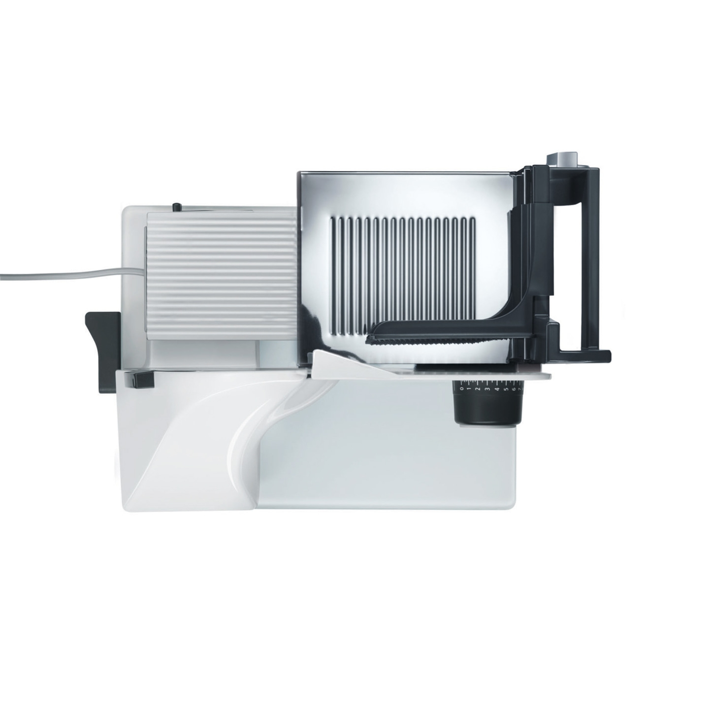 Trancheuse électrique, blanche, avec poignée noire et molette de réglage de l'épaisseur.