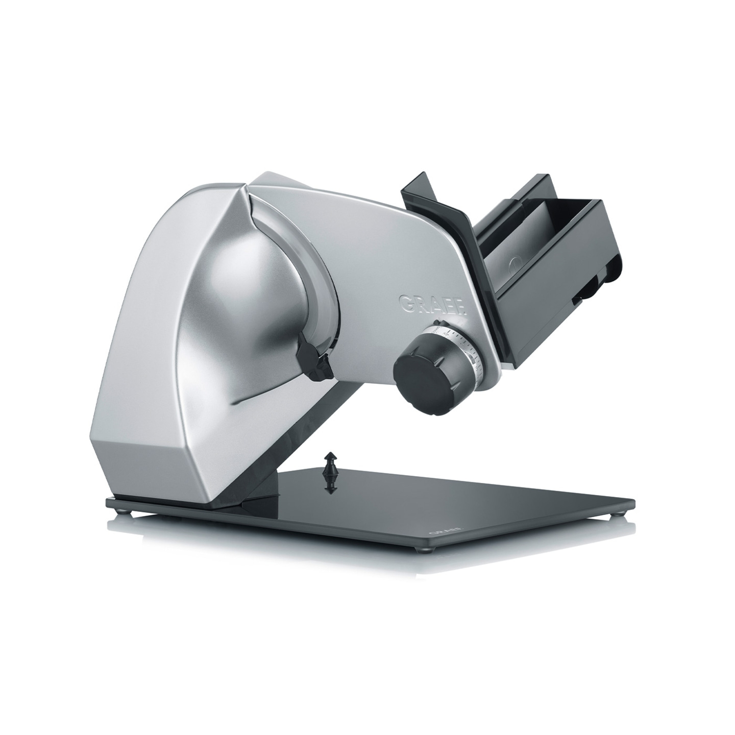 Une trancheuse Graef argentée avec chariot noir et bouton de réglage.