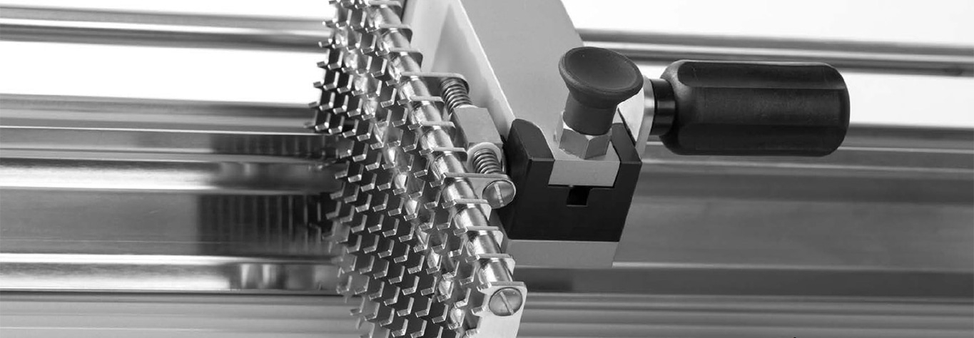 Struttura metallica con viti e maniglia. Immagine in scala di grigi di una macchina.