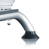 Gros plan d'un pied en métal argenté avec un pied en caoutchouc noir et une vis