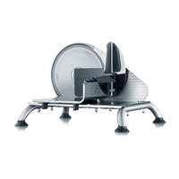 Trancheuse électrique argentée avec une lame ronde et une poignée noire, isolée.