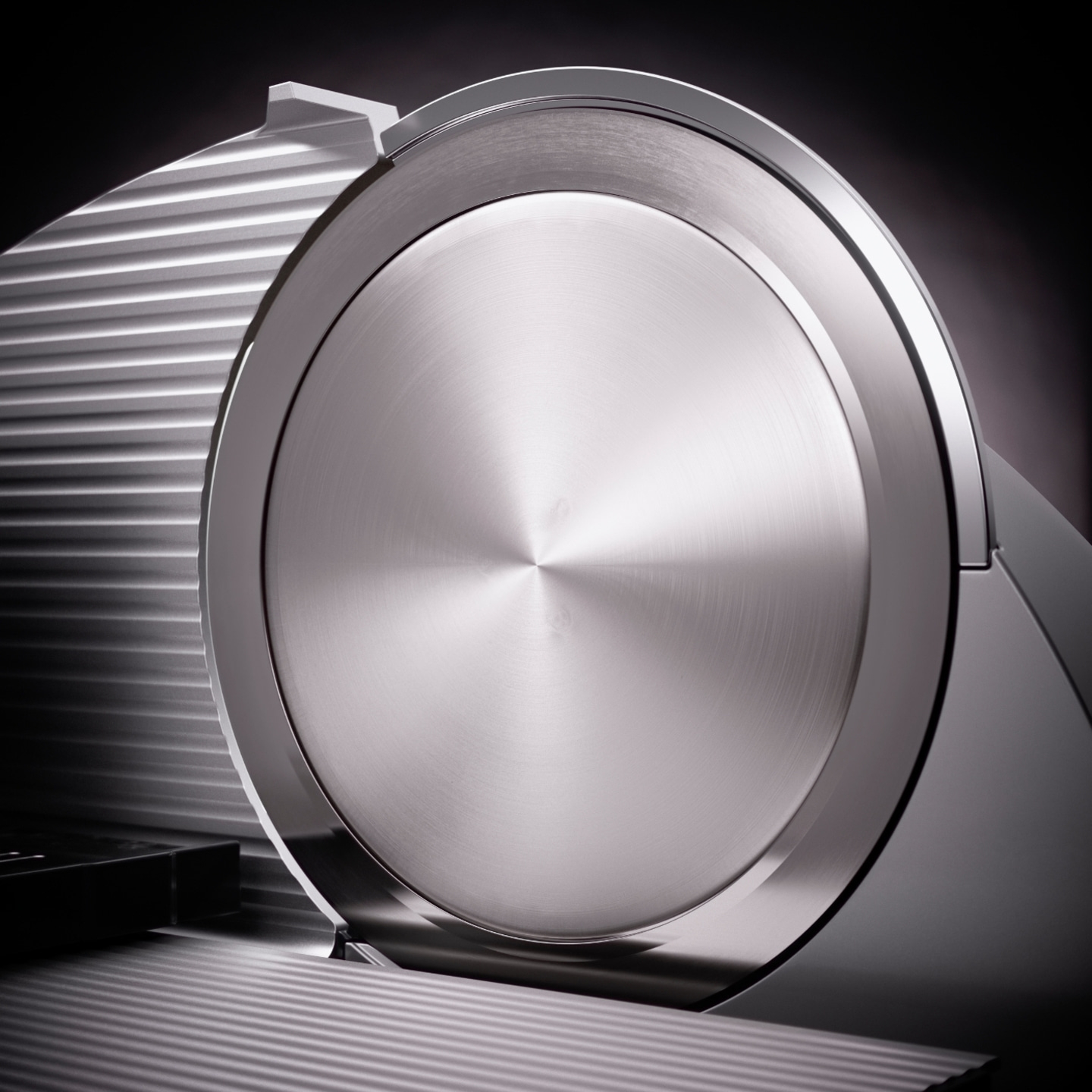 Gros plan d'une trancheuse à viande argentée avec une surface brillante et des détails