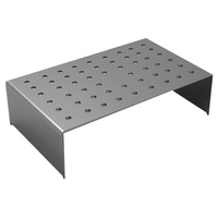 Supporto metallico forato, per uso laboratorio, isolato su sfondo bianco