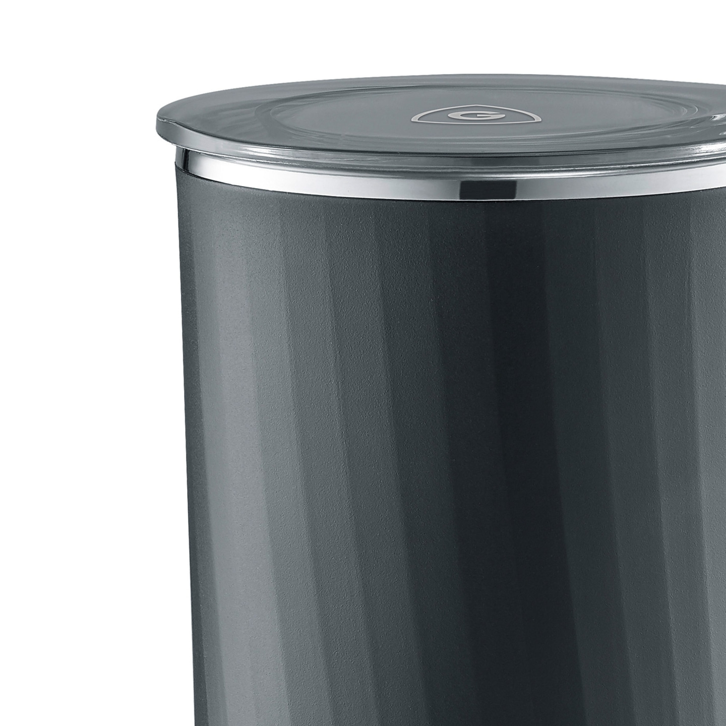 Primo piano di un cestino grigio con coperchio e finiture argentate, ripresa dettagliata