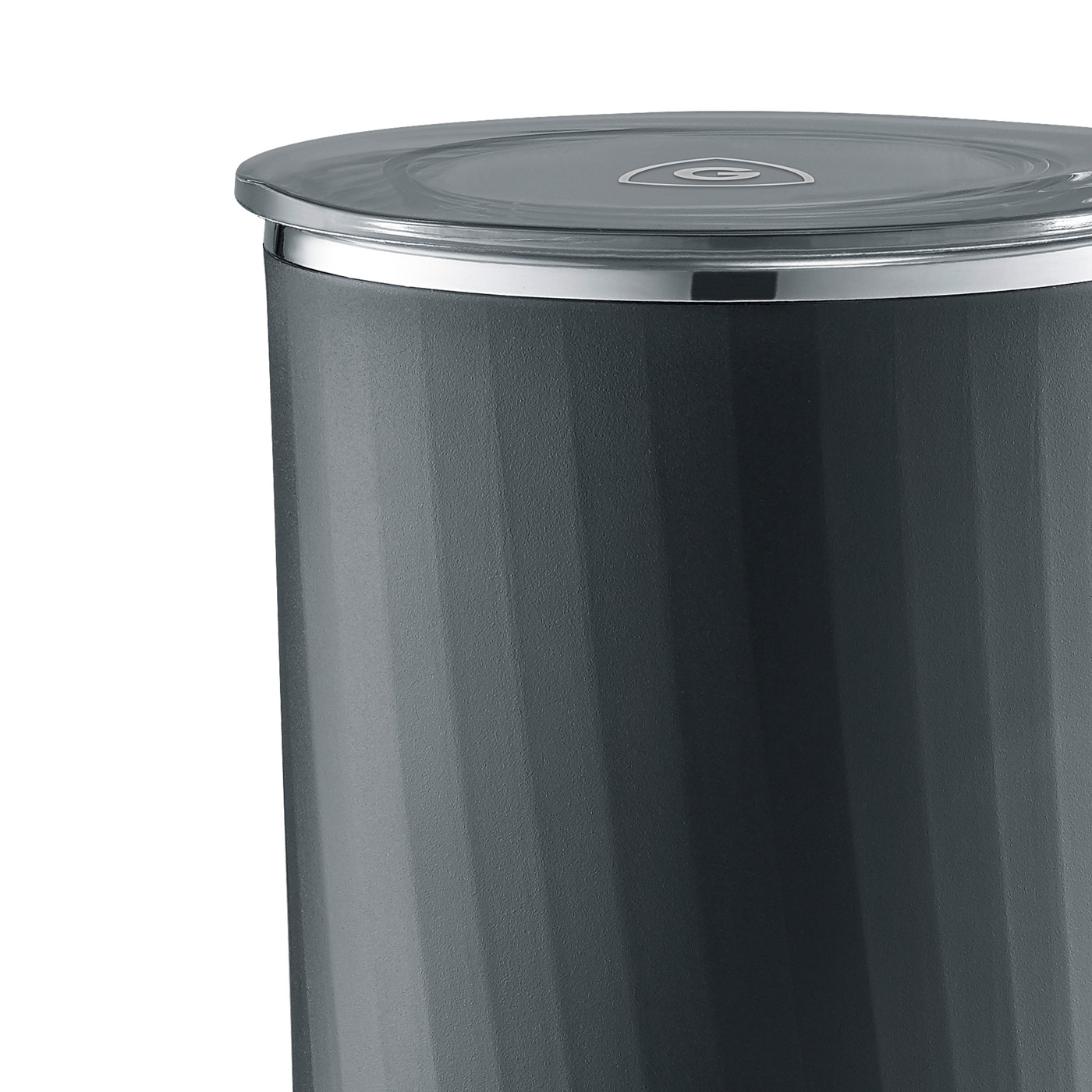 Primo piano di un cestino grigio con coperchio e finiture argentate, ripresa dettagliata