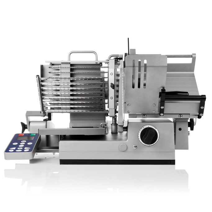 Trancheuse à viande en métal, appareil de cuisine professionnel, couleur grise, isolé