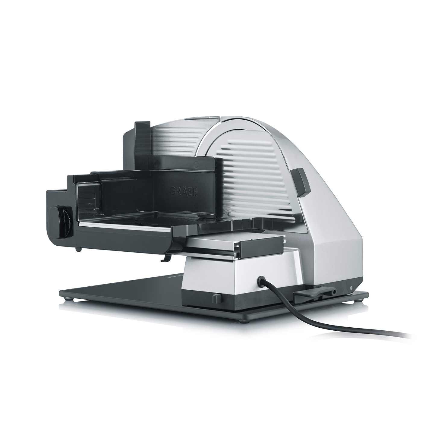Affettatrice Graef argento e nera su sfondo bianco, con cavo di alimentazione e marchio