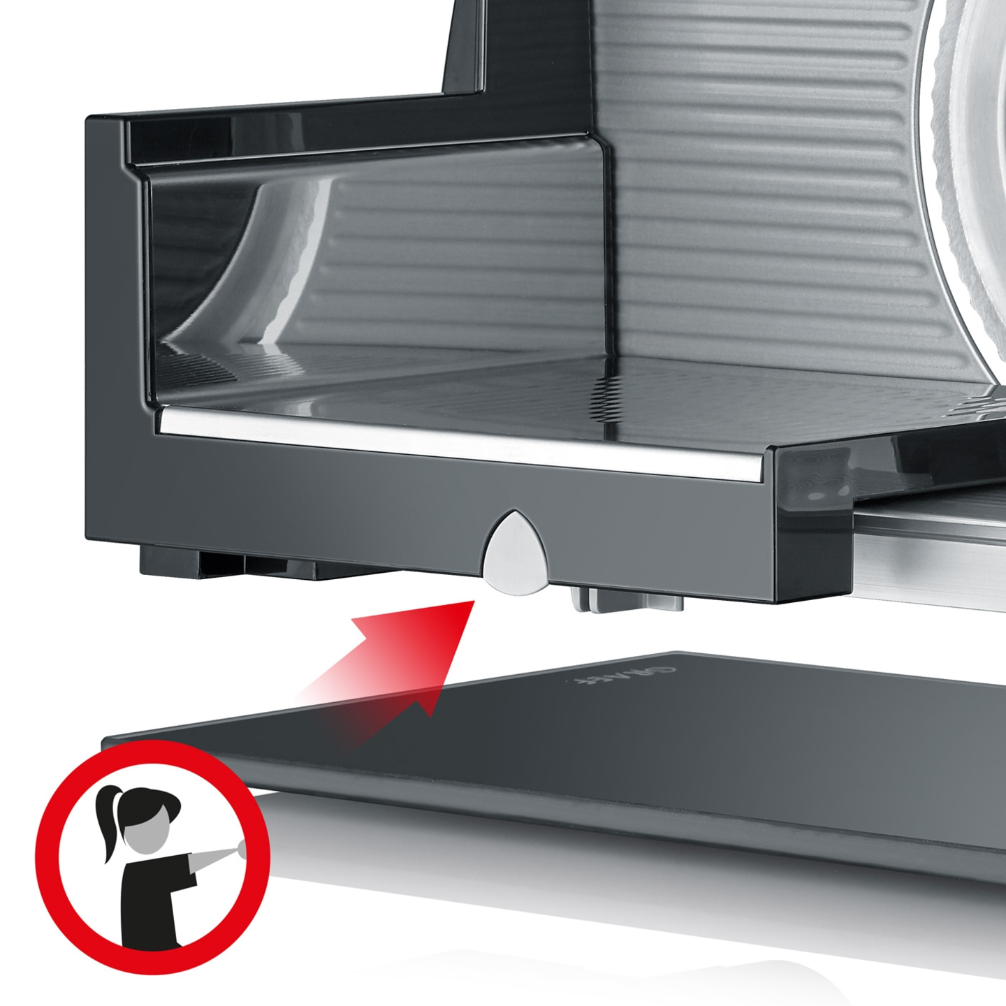 Affettatrice con freccia rossa e simbolo donna per rimuovere il vassoio.