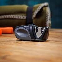 Affilacoltelli Graef su superficie in legno con sfondo verde e accessori