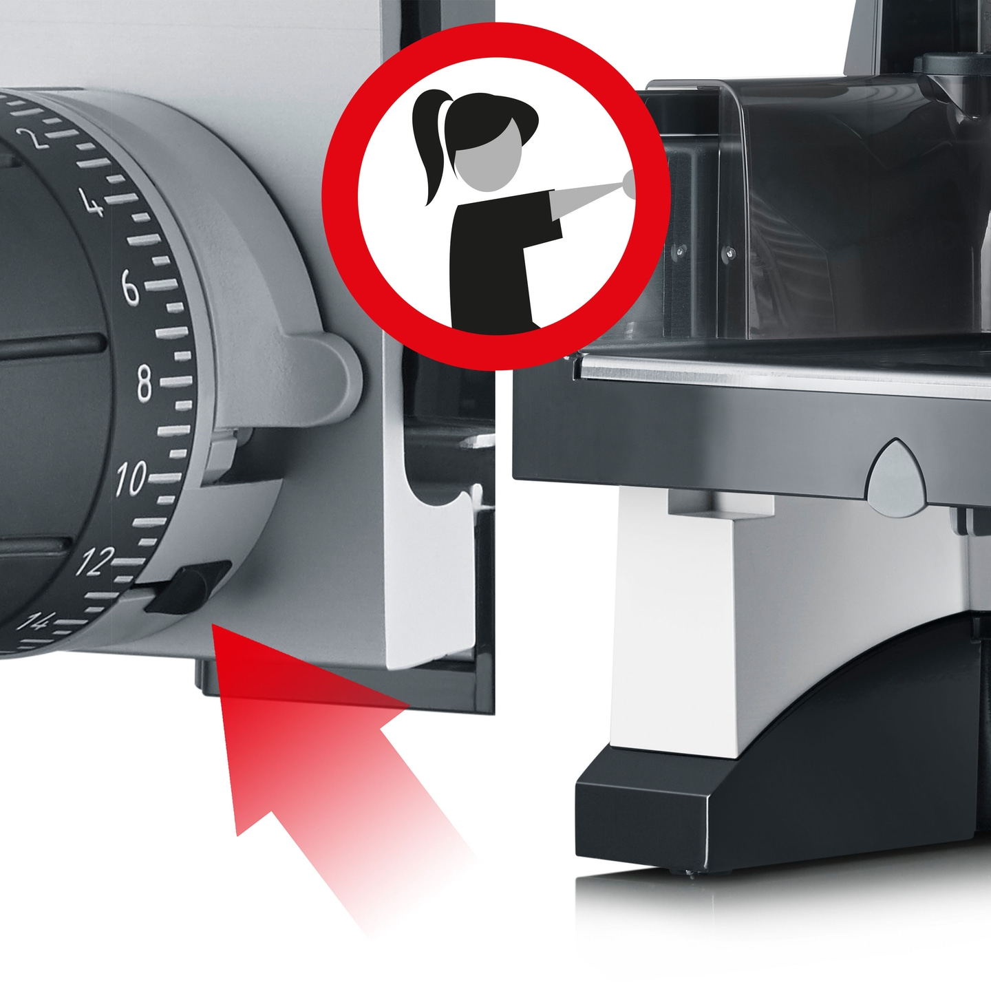 Panneau de sécurité sur une trancheuse avec flèche rouge et symbole femme, danger