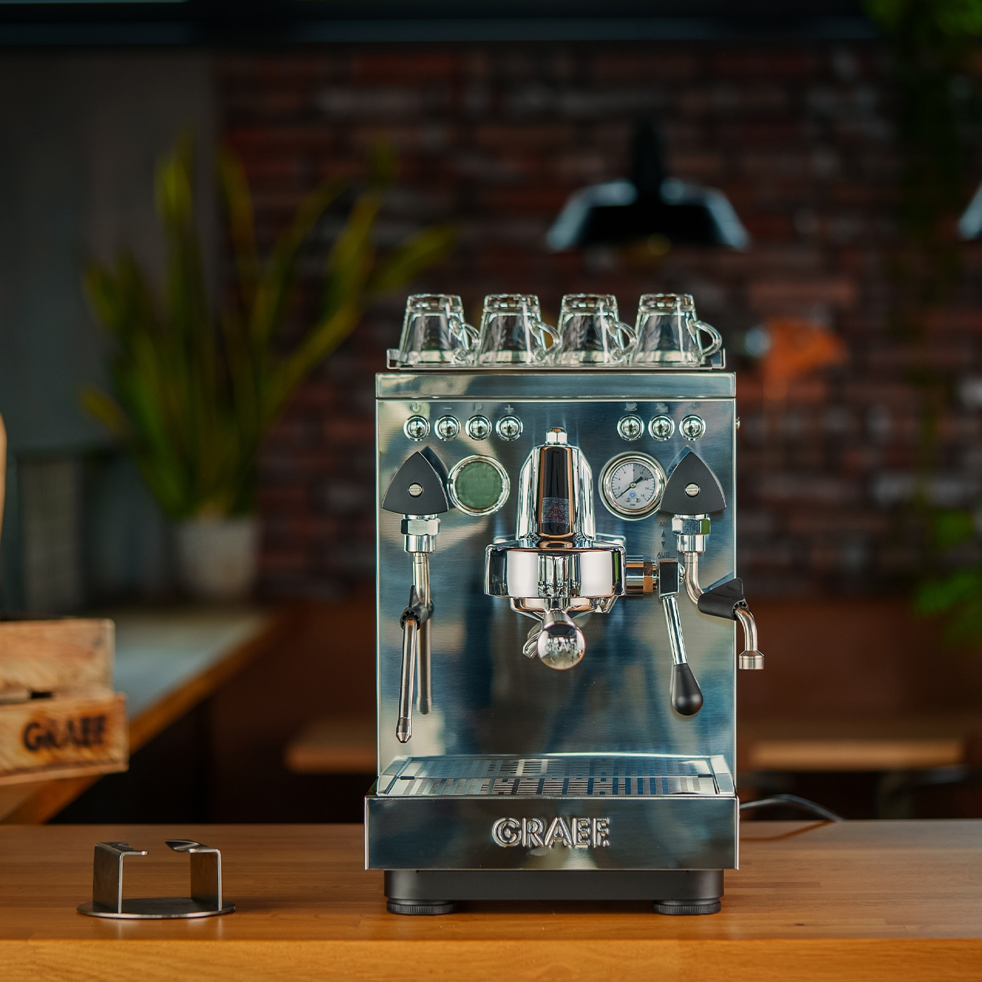 Machine à expresso Graef sur surface en bois avec verres et accessoires