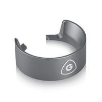 Anneau métallique gris avec logo, incurvé, isolé sur fond blanc