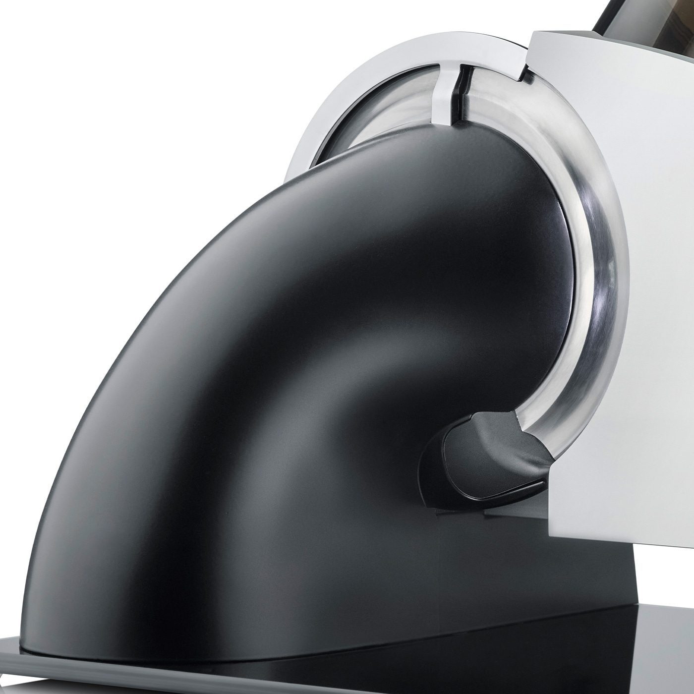 Gros plan d'un appareil de cuisine noir avec des accents argentés sur fond blanc.