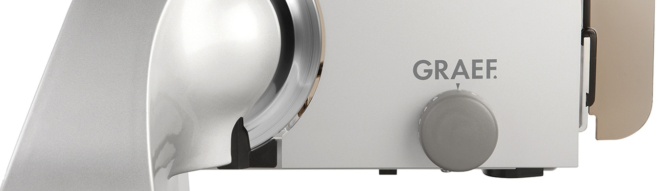 Gros plan d'une trancheuse à viande argentée avec la marque GRAEF.