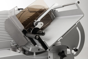 Trancheuse à viande, gros plan, structure métallique grise, appareil de cuisine professionnel