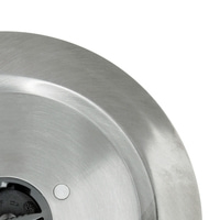 Primo piano di una piastra metallica argentata con un cerchio bianco al centro