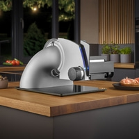 Trancheuse électrique sur table en bois dans la cuisine avec nourriture