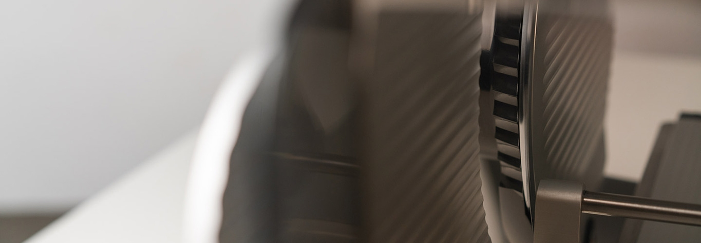 Nahaufnahme eines metallischen Objekts mit diagonalen Linien und Schatten