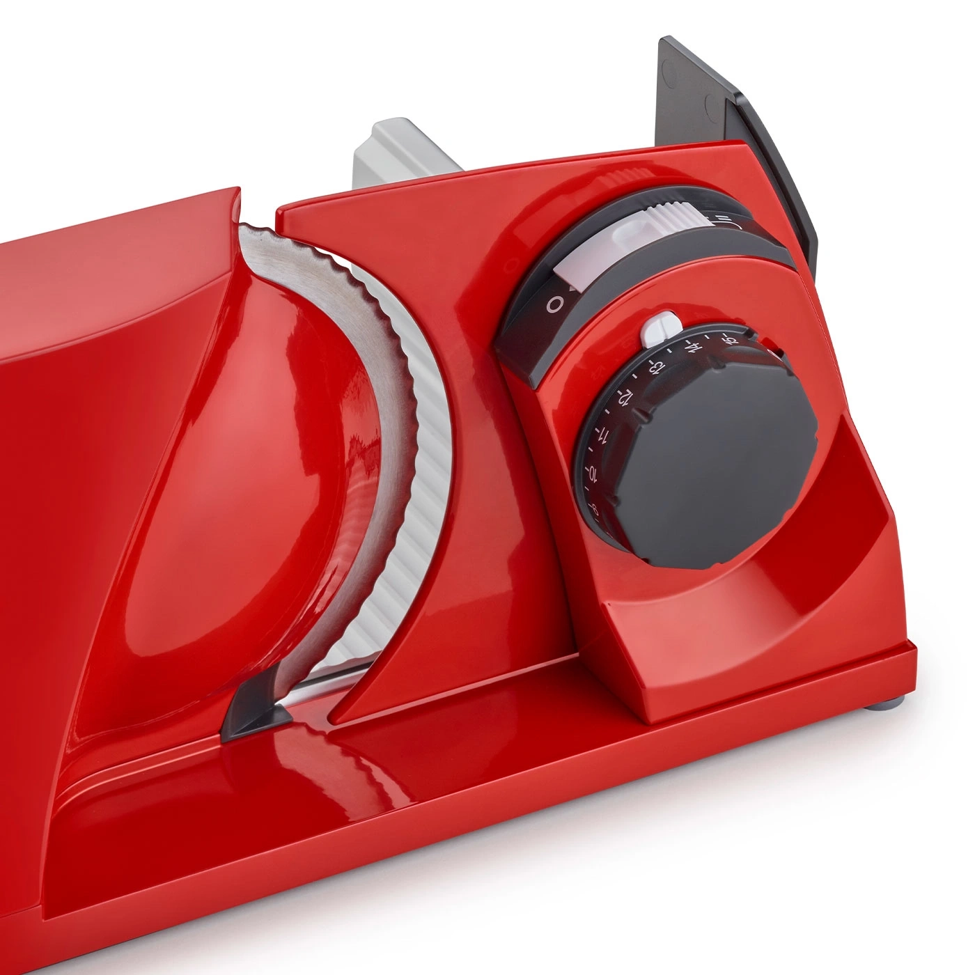 Trancheuse à aliments rouge avec bouton noir et lame pour trancher les aliments.