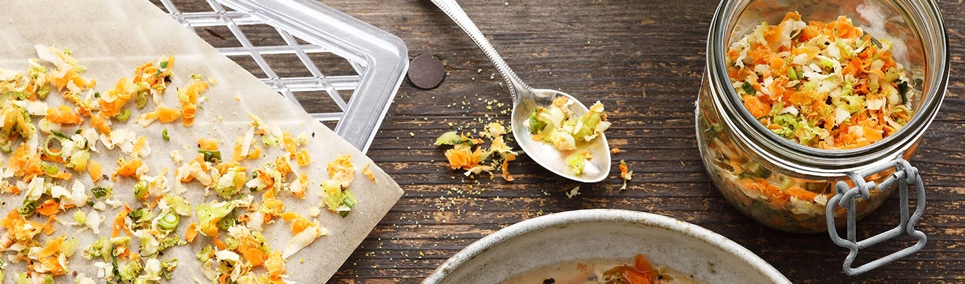 Gros plan de légumes sur une table en bois avec un bocal et une cuillère