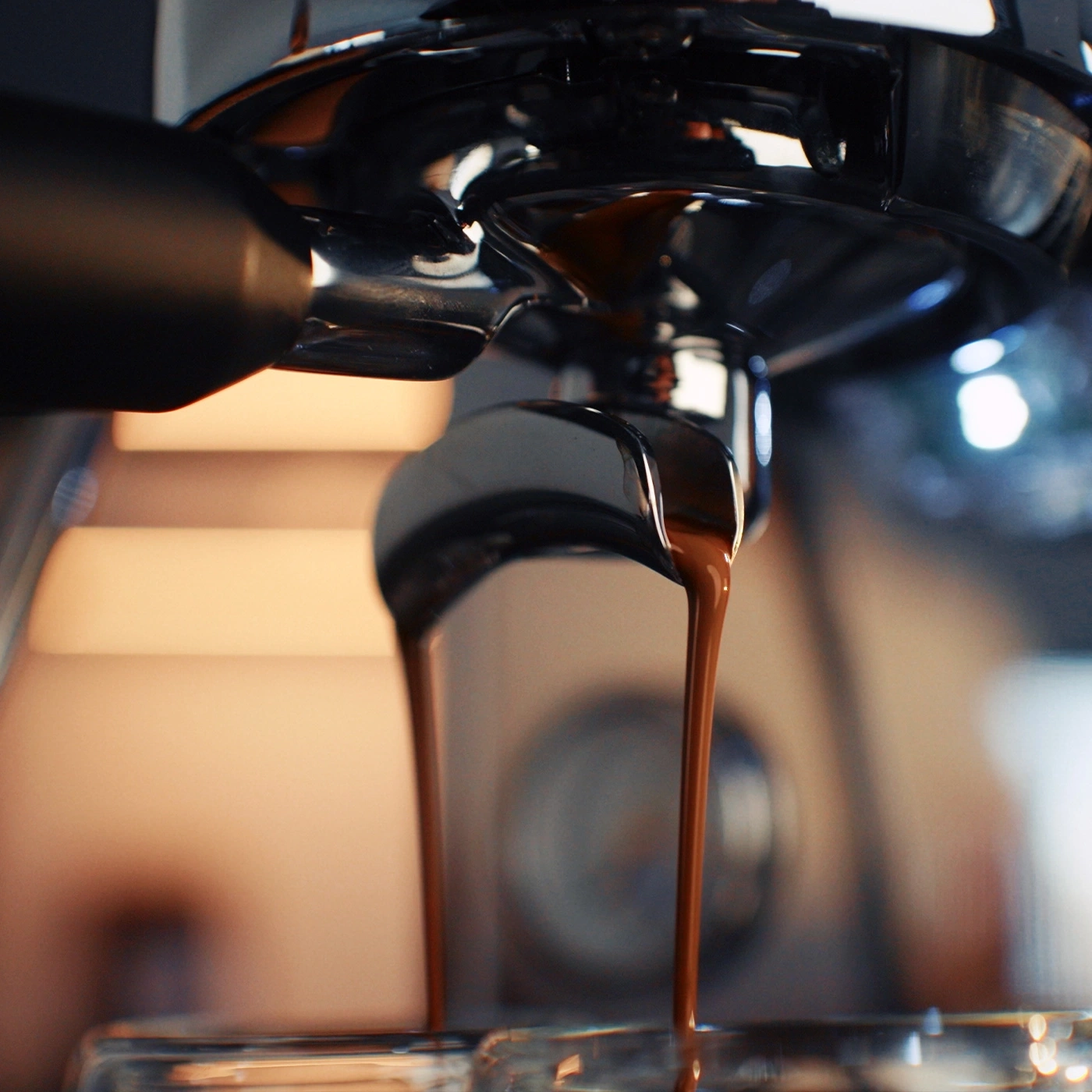 L'espresso coule d'une machine à café dans une tasse.