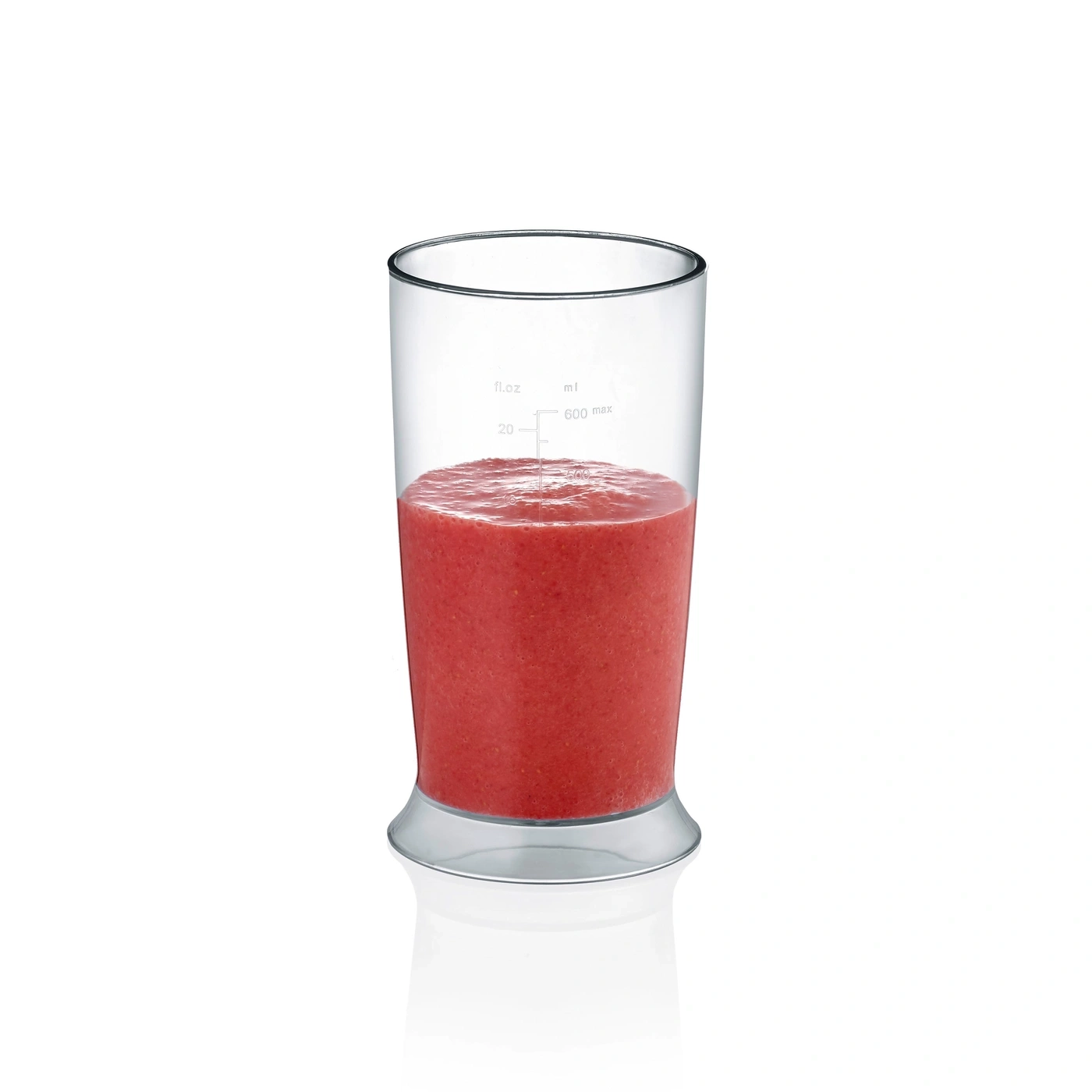 Un bicchiere con frullato rosso. Il frullato è riempito fino a metà.