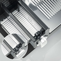 Primo piano di un'affettatrice d'argento con manopole e dettagli