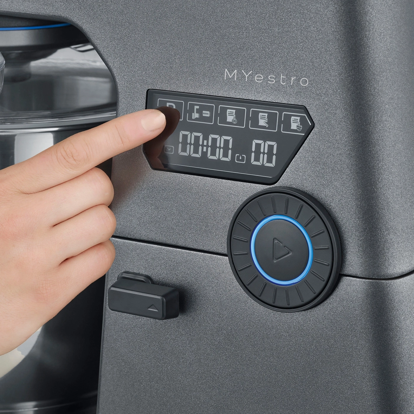 Robot da cucina con touchscreen e pannello di controllo, la mano tocca il pulsante