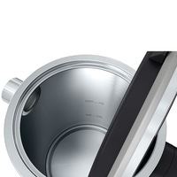 Gros plan d'une bouilloire avec des indicateurs de niveau d'eau pour le maximum et le minimum