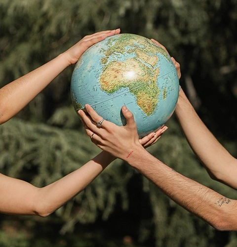 Mani che tengono il globo. Concetto di salvare il mondo e proteggere l'ambiente.