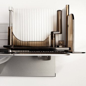 Gros plan d'une trancheuse à viande électrique sur fond blanc