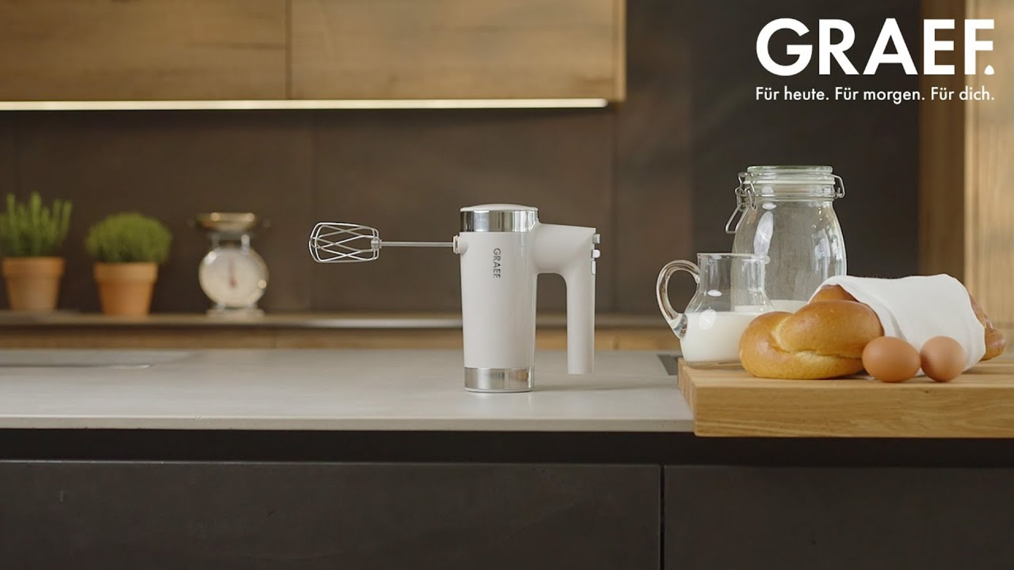 Scena cucina con sbattitore, pane, uova e latte. Logo GRAEF.