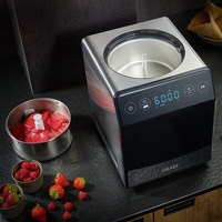 Machine à crème glacée avec fruits. Fraises, framboises et crème glacée. Appareil Graef.